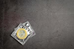 preservativi posizionati sullo sfondo della lavagna concetto di giornata mondiale della salute foto