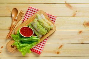 cavolo cappuccio con salsa di immersione deliziosa, rotolo di suki. foto