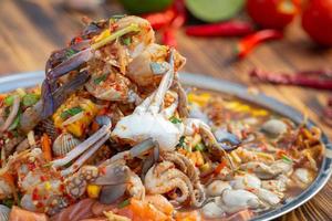 insalata di papaya con granchio, salmone, vongole, gamberi foto