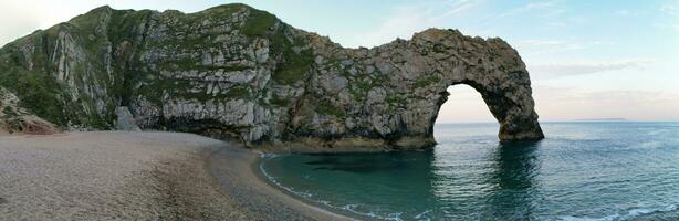 persone a maggior parte bellissimo alto angolo Visualizza di Britannico paesaggio e mare Visualizza di durdle porta spiaggia di Inghilterra grande Gran Bretagna, UK. Immagine era catturato con di droni telecamera su settembre 9, 2023 foto