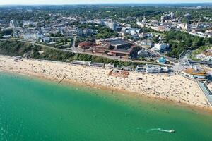 aereo Visualizza di maggior parte bellissimo e attraente turista destinazione a bournemouth città sabbioso spiaggia di Inghilterra grande Gran Bretagna, Immagine era catturato con di droni telecamera su agosto 23, 2023 durante soleggiato giorno. foto