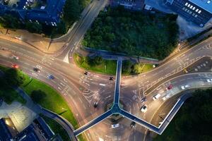 aereo Visualizza di illuminato centro edifici, strade e centrale luton città di Inghilterra UK a inizio di chiaro tempo metereologico notte di settembre 5°, 2023 foto