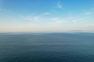 maggior parte bellissimo Visualizza di Britannico paesaggio e mare Visualizza di durdle porta spiaggia di Inghilterra grande Gran Bretagna, UK. Immagine era catturato con di droni telecamera su settembre 9, 2023 foto