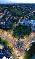 aereo verticale panoramico Visualizza di illuminato centro edifici, strade e centrale luton città di Inghilterra UK a inizio di chiaro del tempo notte di settembre 5°, 2023 foto