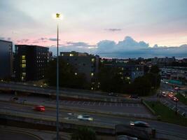 aereo Visualizza di illuminato luton città di Inghilterra UK dopo tramonto durante notte di estate. Immagine era catturato con di droni telecamera su sep 1°, 2023 foto