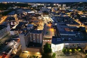 aereo Visualizza di illuminato centro edifici, strade e centrale luton città di Inghilterra UK a inizio di chiaro tempo metereologico notte di settembre 5°, 2023 foto