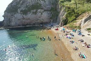 maggior parte bellissimo alto angolo Visualizza di Britannico paesaggio e mare Visualizza di durdle porta spiaggia di Inghilterra grande Gran Bretagna, UK. Immagine era catturato con di droni telecamera su settembre 9, 2023 foto