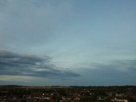 alto angolo Visualizza di bellissimo nuvole e cielo al di sopra di luton città durante tramonto foto