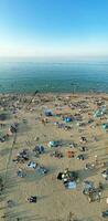 verticale aereo panoramico di Britannico turista attrazione a mare Visualizza di bournemouth città di Inghilterra grande Gran Bretagna UK. alto angolo Immagine catturato con di droni telecamera su settembre 9, 2023 durante tramonto foto