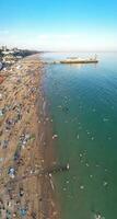 verticale aereo panoramico di Britannico turista attrazione a mare Visualizza di bournemouth città di Inghilterra grande Gran Bretagna UK. alto angolo Immagine catturato con di droni telecamera su settembre 9, 2023 durante tramonto foto