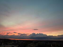 aereo Visualizza di illuminato luton città di Inghilterra UK dopo tramonto durante notte di estate. Immagine era catturato con di droni telecamera su sep 1°, 2023 foto