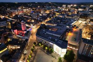 aereo Visualizza di illuminato centro edifici, strade e centrale luton città di Inghilterra UK a inizio di chiaro tempo metereologico notte di settembre 5°, 2023 foto