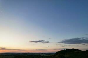 maggior parte bellissimo alto angolo Visualizza di drammatico cielo e nuvole al di sopra di Britannico campagna paesaggio durante tramonto foto