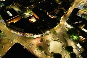 aereo Visualizza di illuminato centro edifici, strade e centrale luton città di Inghilterra UK a inizio di chiaro tempo metereologico notte di settembre 5°, 2023 foto