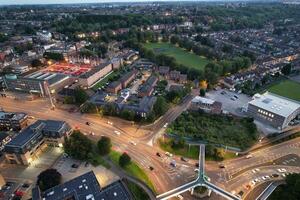 aereo Visualizza di illuminato centro edifici, strade e centrale luton città di Inghilterra UK a inizio di chiaro tempo metereologico notte di settembre 5°, 2023 foto