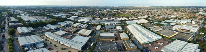 aereo Visualizza di Residenziale le case e industriale tenuta combinato a indugiare strada vicino farley colline luton città, Inghilterra UK. il alto angolo metraggio era catturato con di droni telecamera su settembre 7°, 2023 foto