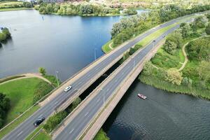 aereo Visualizza di Milton keynes città di Inghilterra UK in giro caldecotte lago, il metraggio era catturato su agosto 21, 2023 con di droni telecamera. foto