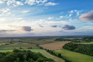 alto angolo metraggio di Britannico agricolo aziende agricole a campagna paesaggio nelle vicinanze luton città di Inghilterra grande Gran Bretagna di UK. metraggio era catturato con di droni telecamera su agosto 19, 2023 foto