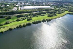 aereo Visualizza di Milton keynes città di Inghilterra UK in giro caldecotte lago, il metraggio era catturato su agosto 21, 2023 con di droni telecamera. foto