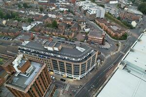 aereo Visualizza di illuminato centro edifici, strade e centrale luton città di Inghilterra UK a inizio di chiaro tempo metereologico notte di settembre 5°, 2023 foto