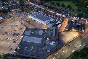 aereo Visualizza di illuminato centro edifici, strade e centrale luton città di Inghilterra UK a inizio di chiaro tempo metereologico notte di settembre 5°, 2023 foto