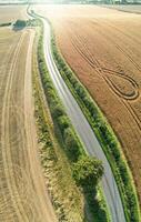 alto angolo metraggio di Britannico agricolo aziende agricole a campagna paesaggio nelle vicinanze luton città di Inghilterra grande Gran Bretagna di UK. metraggio era catturato con di droni telecamera foto