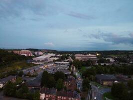 aereo Visualizza di illuminato luton città di Inghilterra UK dopo tramonto durante notte di estate. Immagine era catturato con di droni telecamera su sep 1°, 2023 foto