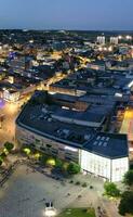 aereo verticale panoramico Visualizza di illuminato centro edifici, strade e centrale luton città di Inghilterra UK a inizio di chiaro del tempo notte di settembre 5°, 2023 foto