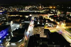 aereo Visualizza di illuminato centro edifici, strade e centrale luton città di Inghilterra UK a inizio di chiaro tempo metereologico notte di settembre 5°, 2023 foto