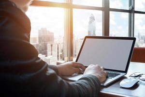 uomo d'affari che usa il suo laptop nella caffetteria foto