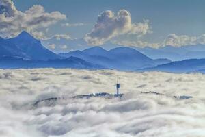 mont-gibloux e Alpi montagne su nuvole, Friburgo, Svizzera foto