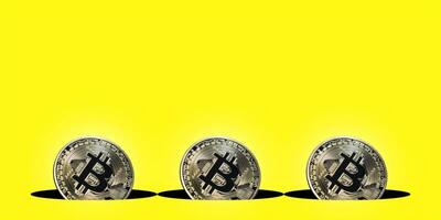 virtuale criptovaluta concetto, bitcoin oro moneta su giallo sfondo con copia spazio, bitcoin oro moneta foto
