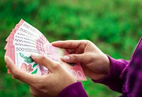 persone conteggio banconote, nicaraguense 500 cordobas banconote foto