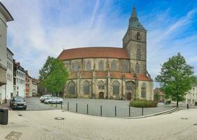 panoramico Immagine di il Chiesa di il rugiada storico città di hildesheim foto