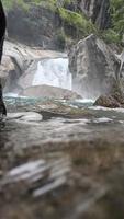 cascata nella valle del tirthan foto