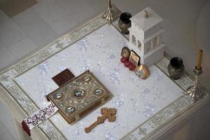 becej, serbia, 2021 - chiesa del santo martire george altare foto