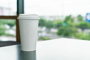 tazza di caffè caldo nella caffetteria foto