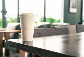 tazza di caffè caldo nella caffetteria foto