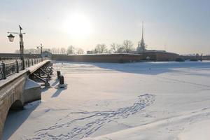 panorama invernale, vista dell'isola delle lepri e del ponte ioannovsky nella nebbia foto