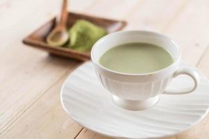 una tazza di tè verde matcha latte foto