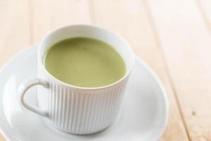 una tazza di tè verde matcha latte foto