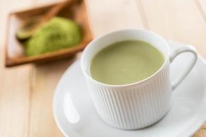 una tazza di tè verde matcha latte foto