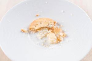 cracker o biscotti su piatto bianco