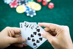 carte da poker blackjack d'azzardo mostrate a mano e dadi foto
