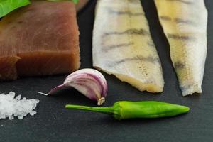 tonno salmone e filetto di lucioperca foto