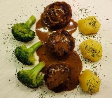 polpette fritte con broccoli lessati e patate al prezzemolo foto