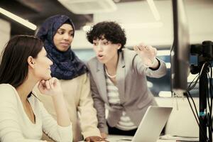 multietnico squadra di Software sviluppatori Lavorando insieme foto