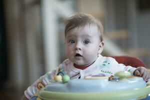 bambino apprendimento per camminare nel camminatore foto