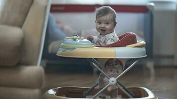 bambino apprendimento per camminare nel camminatore foto