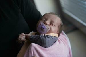 nonna Tenere neonato bambino a casa foto